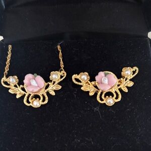 Vintage Gold Tone Pink Porcelain Flowers Necklace Brooch New in Box